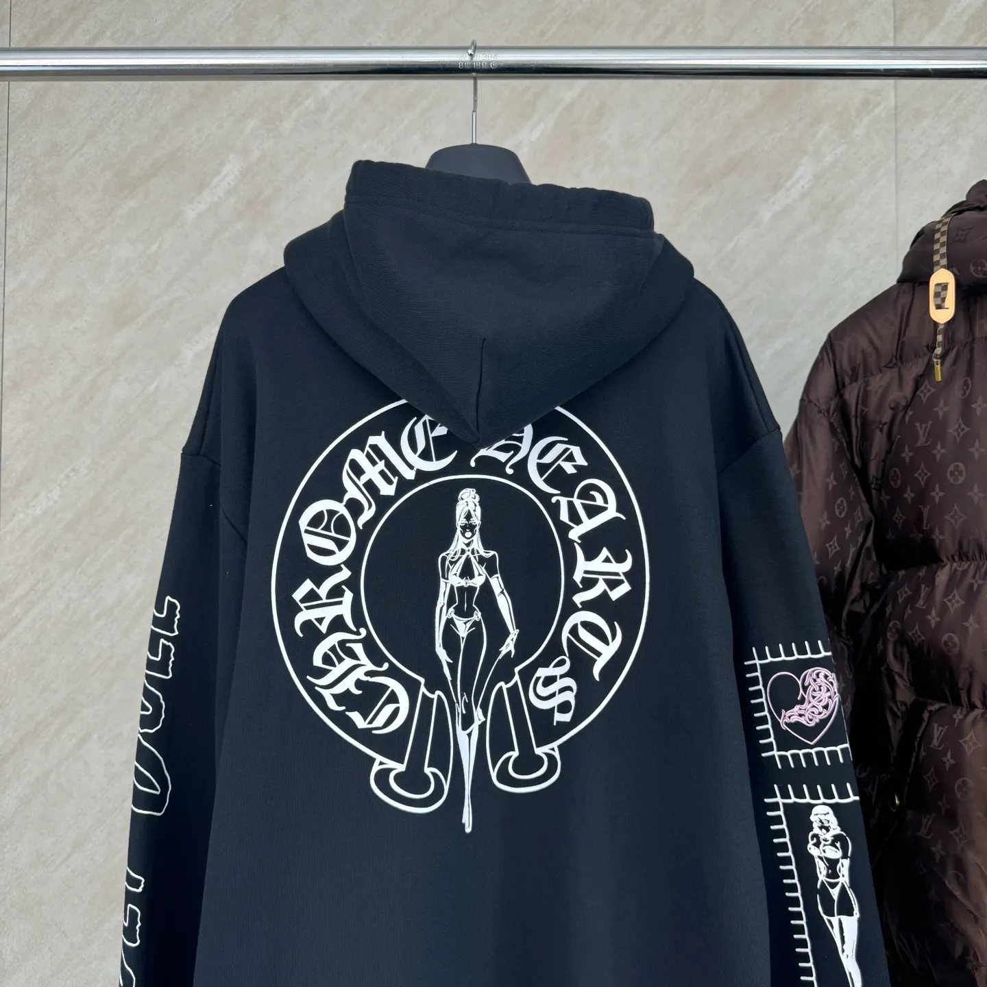 P460 Chrome Heart Ch character Sanskrit printed zipper hooded sweatshirt Size: S/M/L/XL Made of 80% cotton + 20% polyester blended fabric. The fabric is woven with 32-count base yarn and 10-count veil. The weight reaches 330 grams. It combines the skin-friendly breathability of cotton fiber and the anti-wrinkle stiffness of polyester. The sufficient weight brings good drape and wearing texture.